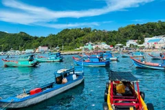 Thu nhập của người dân Nam Du chủ yếu từ du lịch và đánh bắt hải sản. (Ảnh: NAM ANH)