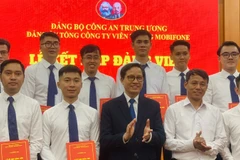 Đồng chí Nguyễn Quang Tiến - Phó Bí thư Thường trực Đảng ủy Tổng công ty Viễn thông MobiFone chúc mừng các đảng viên mới được kết nạp.