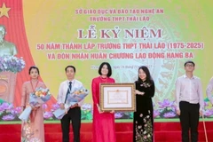 Lãnh đạo Trường trung học phổ thông Thái Lão vinh dự đón nhận Huân chương Lao động Hạng Ba. 
