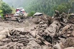 Hiện trường lũ quét tại khu vực Kashmir do Ấn Độ quản lý, ngày 14/8/2025. (Ảnh: ANI/TTXVN)