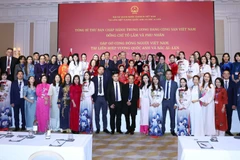 Tổng Bí thư Tô Lâm và Phu nhân với cộng đồng người Việt Nam tại Anh. (Ảnh: Thống Nhất/TTXVN)