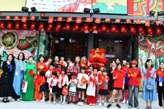 Các em học sinh, các thầy cô giáo Trường Việt ngữ Cây Tre tham gia chương trình. 