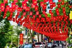 Thủ đô Hà Nội rực rỡ cờ Đảng, cờ Tổ quốc đón chào ngày Đại lễ. (Ảnh: THẾ ĐẠI)