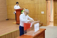 Đồng chí Phạm Đại Dương cùng toàn thể cán bộ, công chức, viên chức, người lao động Ban Chính sách, chiến lược Trung ương chia sẻ với đồng bào bị thiệt hại do bão lũ.