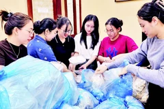 Hàng nghìn suất ăn được chuẩn bị để gửi tặng người dân bị cô lập do mưa, lũ tại tỉnh Gia Lai.