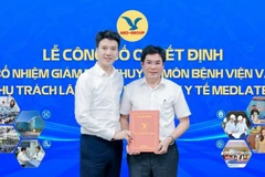 Tiến sĩ Nguyễn Trí Anh - Tổng Giám đốc tập đoàn trao quyết định bổ nhiệm Phó Giáo sư, Tiến sĩ Phạm Đình Đài giữ chức vụ Giám đốc Bệnh viện Đa khoa MEDLATEC.