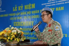 Thiếu tá, Tiến sĩ Trần Đức Tài - Giám đốc Bệnh viện dã chiến cấp 2 số 7 phát biểu tại Lễ kỷ niệm. (Ảnh: TIẾN PHÚC)