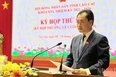 Đồng chí Trịnh Việt Hùng, Ủy viên dự khuyết Trung ương Đảng, Bí thư Tỉnh ủy, Chủ tịch Hội đồng nhân dân tỉnh Lào Cai phát biểu tại kỳ họp. (Ảnh: THANH SƠN)