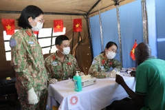 Các bác sĩ Bệnh viện dã chiến cấp 2 số 7 của Việt Nam triển khai hoạt động xét nghiệm HIV/AIDS, tư vấn sức khỏe cộng đồng và hỗ trợ y tế cho người dân tại trại tị nạn thuộc Phân khu Unity, Bentiu. (Ảnh: TIẾN PHÚC)