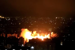 Khói lửa bốc lên sau cuộc không kích của Israel xuống ngoại ô của Beirut, Liban ngày 5/6/2025. (Ảnh: THX/TTXVN)