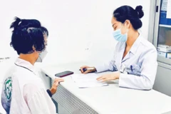 Bác sĩ Trung tâm Y học hạt nhân và Ung bướu (Bệnh viện Bạch Mai) khám và tư vấn cho người bệnh. (Ảnh: NGUYÊN HÀ)