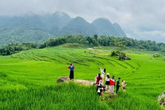 Du khách trải nghiệm Pù Luông, Thanh Hóa. (Ảnh: QUANG THẮNG)