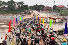 Sáng 20/6, cầu phao Phong Châu đã hoạt động trở lại, phục vụ tốt nhất nhu cầu đi lại của người dân.