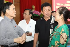 Đồng chí Trần Lưu Quang trao đổi với cử tri tại buổi tiếp xúc. (Ảnh: Ngô Tùng)