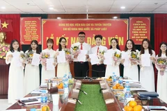 Các sinh viên Khoa Nhà nước và Pháp luật (Học viện Báo chí và Tuyên truyền) được kết nạp Đảng tháng 5/2025. (Ảnh: AJC)