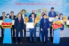 Đại diện Acecook Việt Nam nhận giải Top 100 doanh nghiệp bền vững 2025.
