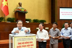 Chủ tịch Quốc hội Trần Thanh Mẫn ủng hộ đồng bào khắc phục hậu quả thiên tai, lũ lụt. (Ảnh: DUY LINH)
