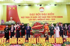 Đồng chí Hà Thị Nga, Ủy viên Trung ương Đảng, Phó Chủ tịch Ủy ban Trung ương Mặt trận Tổ quốc Việt Nam tặng hoa chúc mừng Đại hội.