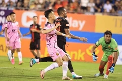 Các cầu thủ Ninh Bình (áo tím đen) thắng đậm Đông Á Thanh Hóa 4-0 (Ảnh NBFC).