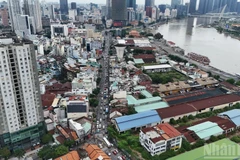 Tuyến đường Nguyễn Tất Thành dài khoảng 2,5km, từ cầu Khánh Hội đến cầu Tân Thuận.