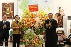 Phó Thủ tướng Chính phủ Phạm Thị Thanh Trà (thứ 2 từ phải) tặng hoa chúc mừng Tòa Giám mục Bắc Ninh. (Ảnh: Thái Hùng/TTXVN)