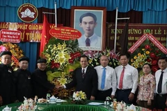 Lãnh đạo tỉnh An Giang chúc mừng 83 năm Ngày khai sáng đạo Phật giáo Hòa Hảo. (Ảnh: THANH DŨNG)