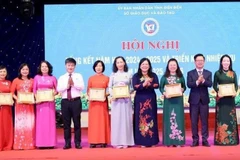 Các đồng chí lãnh đạo tỉnh Điện biên trao Kỷ niệm chương “Vì sự nghiệp xây dựng và phát triển tỉnh Điện Biên” năm 2025 cho các cá nhân có nhiều đóng góp xây dựng tỉnh Điện Biên.