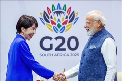 Thủ tướng Nhật Bản Sanae Takaichi và Thủ tướng Ấn Độ Narendra Modi tại cuộc gặp bên lề Hội nghị thượng đỉnh G20 ở Nam Phi. (Ảnh: ANI/TTXVN)
