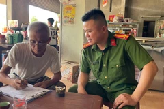 Công an xã Tân Thành, tỉnh Lạng Sơn hướng dẫn người dân ký cam kết không vi phạm an ninh trật tự trên địa bàn.