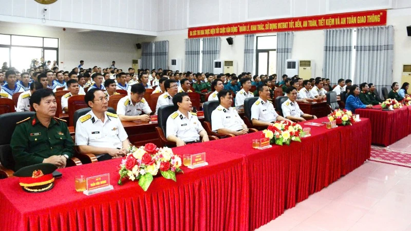 Đại biểu tham dự khai mạc triển lãm.