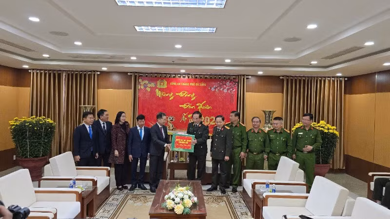 Đồng chí Nguyễn Văn Quảng, Bí thư Thành ủy Đà Nẵng thăm, chúc tết cán bộ, chiến sĩ Công an Đà Nẵng.