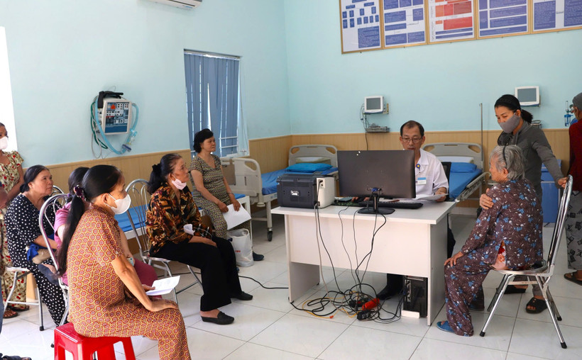 Khám, tư vấn miễn phí cho người dân nơi Lũ đoàn 101 Hải quân đóng quân.