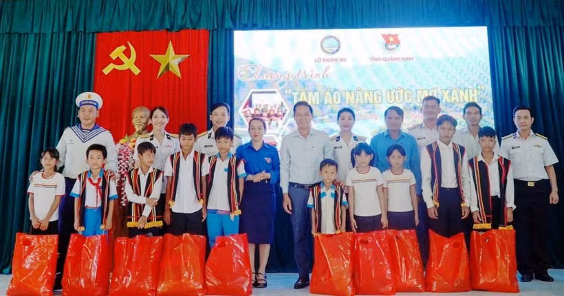 Chương trình “Tấm áo nâng ước mơ xanh” trao quà cho các em học sinh nghèo, học giỏi tại xã Trà Cót, huyện Bắc Trà My, tỉnh Quảng Nam.