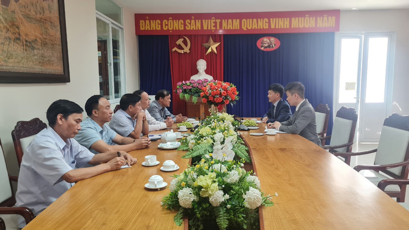 Đồng chí Dương Thuận Phong, Phó Tổng Lãnh sự quán nước Cộng hòa Nhân dân Trung Hoa tại Đà Nẵng thăm, làm việc với lãnh đạo, phóng viên Cơ quan Thường trực Báo Nhân Dân tại thành phố Đà Nẵng.