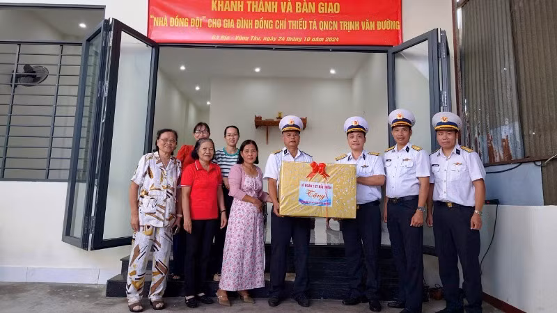 Lãnh đạo, chỉ huy Lữ đoàn 167 hải quân trao quà cho gia đình Thiếu tá Trịnh Văn Đường nhân lễ khánh thành và bàn giao Nhà đồng đội.