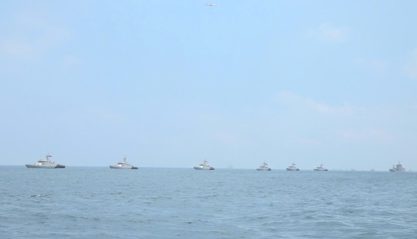 Đội hình tàu Hải quân Indonesia trong buổi tổng duyệt .