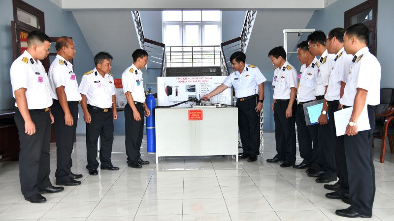 Lãnh đạo, chỉ huy Vùng 5 và các đại biểu tham quan sản phẩm sáng tạo kỹ thuật trong hội thi.
