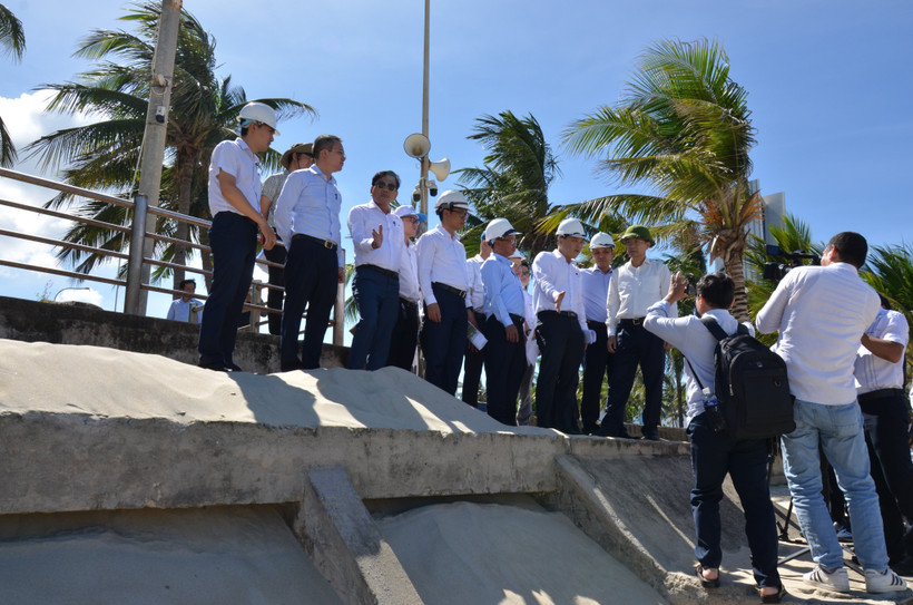 Đồng chí Nguyễn Văn Quảng, Bí thư Thành ủy Đà Nẵng kiểm tra thực tế về xử lý tình trạng nước thải chảy ra bãi biển.