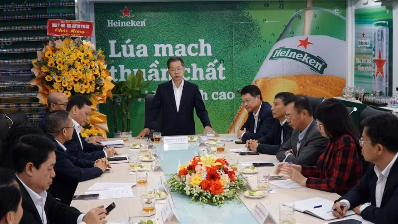 Đồng chí Bí thư Thành ủy Đà Nẵng Nguyễn Văn Quảng và đoàn công tác làm việc với lãnh đạo Công ty trách nhiệm hữu hạn Nhà máy bia Heineken Việt Nam tại Đà Nẵng.