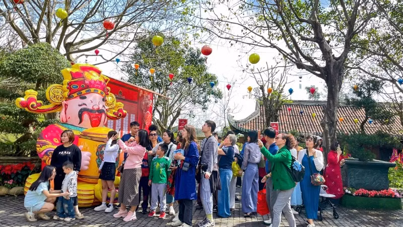 Du khách hào hứng xếp hàng xin vía Thần Tài đầu năm và tham gia lễ diễu hành.