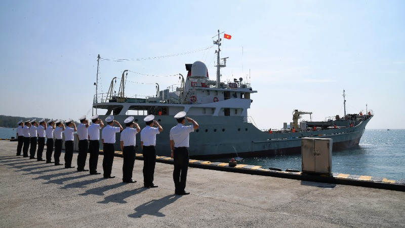Tàu 637, Vùng 5 Hải quân rời bến thực hiện nhiệm vụ trực Tết trên biển.