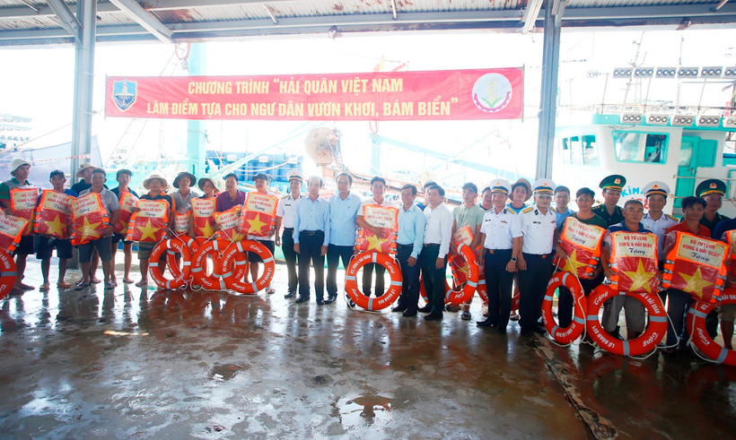 Tặng áo phao, cờ Tổ quốc và quà cho ngư dân tỉnh Ninh Thuận.