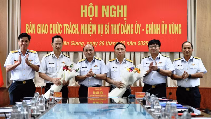 Thủ trưởng Bộ Tư lệnh Quân chủng Hải quân tặng hoa chúc mừng Chuẩn Đô đốc Nguyễn Hữu Thoan và Đại tá Ngô Văn Thành.