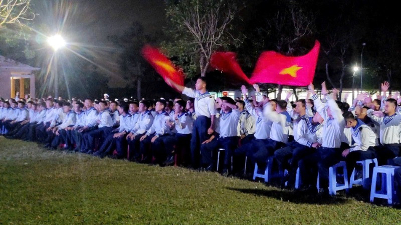 Chiến sĩ mới Vùng 3 Hải quân hòa nhịp lời ca, điệu nhảy của các tiết mục văn nghệ
