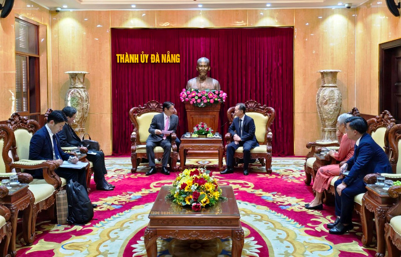 Đồng chí Nguyễn Văn Quảng, Bí thư Thành ủy Đà Nẵng chủ trì tiếp ngài Đại sứ Nhật Bản tại Việt Nam thăm và làm việc tại Đà Nẵng. 
