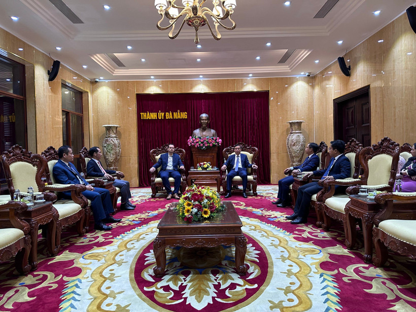 Đồng chí Lê Trung Chinh, Phó Bí thư Thành ủy, Chủ tịch Ủy ban nhân dân thành phố Đà Nẵng tiếp đồng chí Jeremy Bacchi, Ủy viên Bộ Chính trị Đảng Cộng sản Pháp, Thượng nghị sĩ tỉnh Bounche De Rhone, Cộng hòa Pháp.