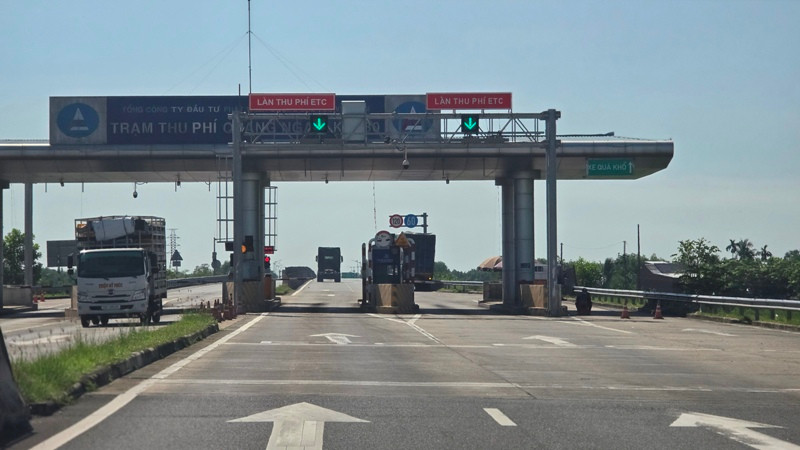 Cao tốc Đà Nẵng-Quảng Ngãi chưa được sửa chữa, nguy cơ tai nạn giao thông luôn rình rập.