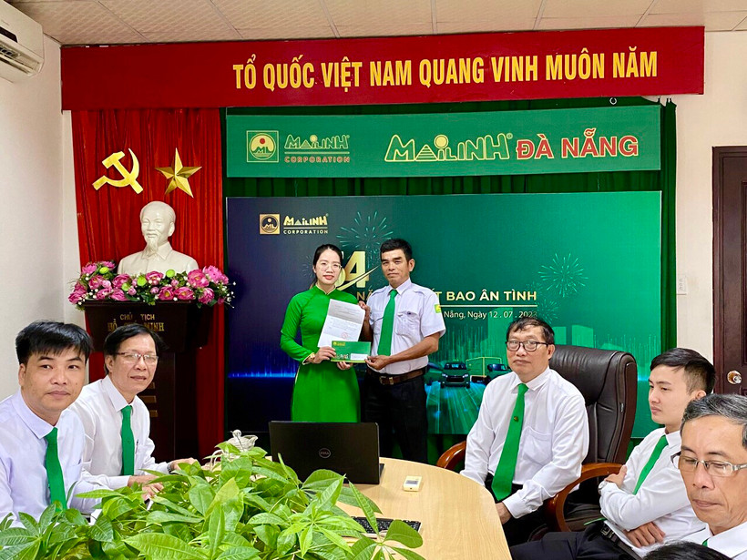Lái xe Huỳnh Văn Đấu được lãnh đạo hãng Taxi Mai Linh Đà Nẵng tuyên dương, khen thưởng.