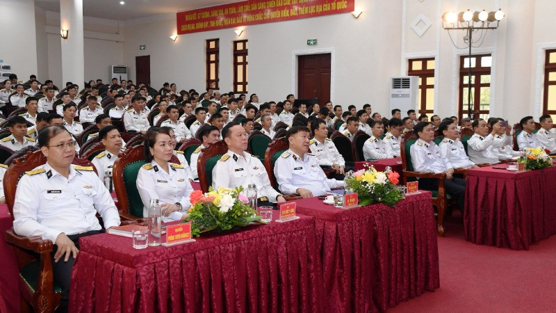 Quang cảnh buổi gặp mặt và tuyên dương quân nhân chuyên nghiệp tiêu biểu xuất sắc Vùng 1 Hải quân.