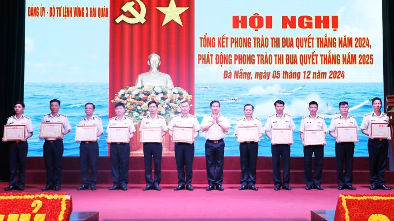 Trao Bằng khen của Bộ Quốc phòng, Quân chủng Hải quân tặng các tập thể, cá nhân Vùng 3 Hải quân có thành tích xuất sắc trong thực hiện các nhiệm vụ năm 2024.